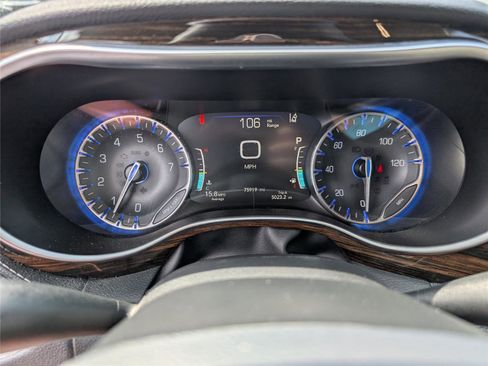 Used 2023 Chrysler Pacifica Limited FWD image 23