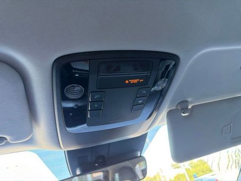Used 2024 Kia Carnival LX FWD image 16