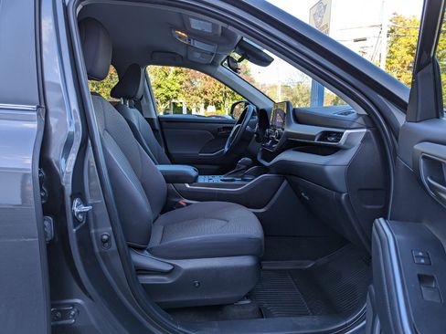 Used 2023 Toyota Highlander LE image 29