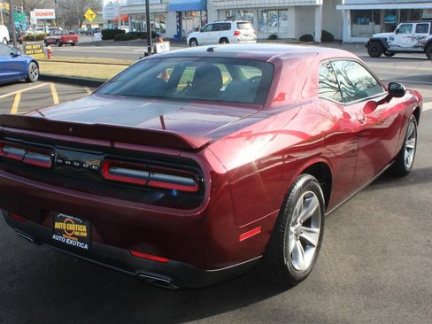 Used 2018 Dodge Challenger SXT image 3