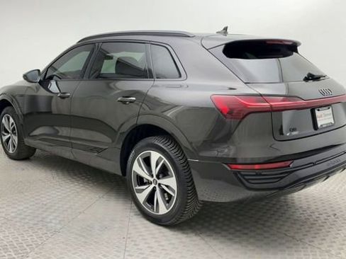 Used 2024 Audi Q8 e-tron Premium image 4