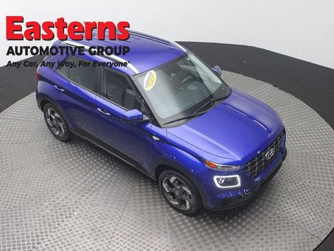 Used 2023 Hyundai Venue Limited w/ Cargo Package FWD image 3
