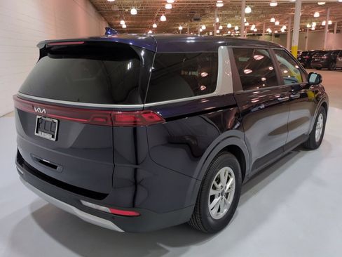 Certified 2024 Kia Carnival LX FWD image 3