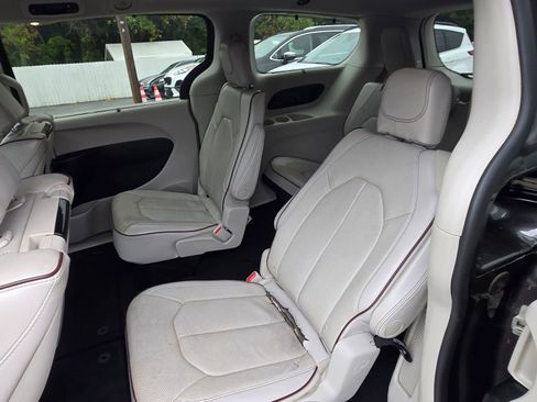 Used 2017 Chrysler Pacifica Limited image 10