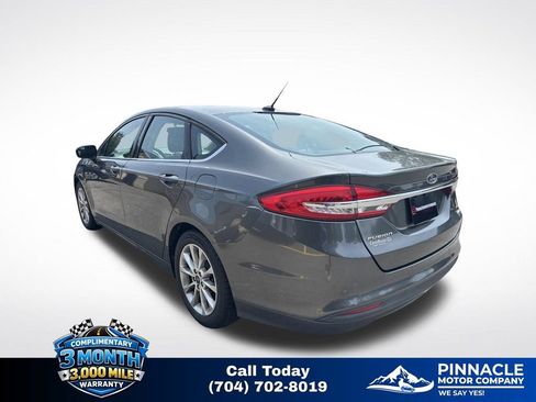 Used 2017 Ford Fusion SE w/ Fusion SE Technology Package FWD image 6