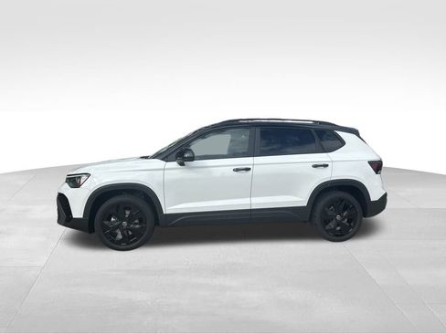 New 2026 Volkswagen Taos SE image 2