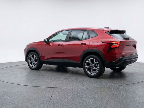 Used 2025 Chevrolet Trax LT FWD image 6