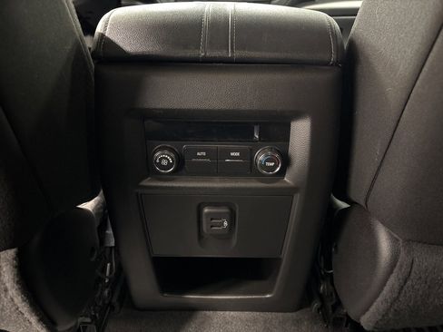 Used 2023 Chevrolet Traverse LT w/ Rear Camera Mirror Package image 30