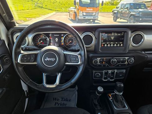 Used 2020 Jeep Gladiator Overland w/ LED Lighting Group AWD/4WD image 19
