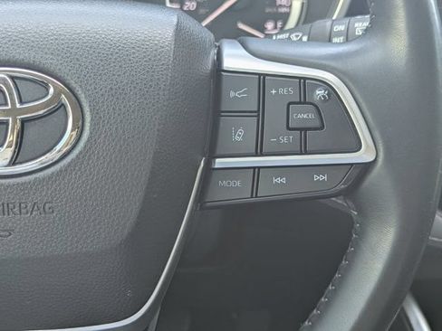 Used 2022 Toyota Highlander XLE FWD image 23