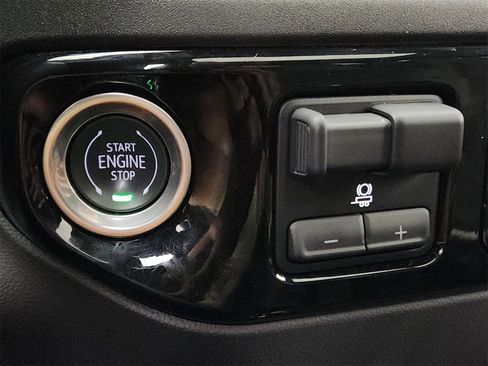 Used 2023 Chevrolet Silverado 1500 ZR2 w/ Technology Package image 29