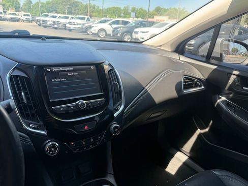 Used 2018 Chevrolet Cruze Premier FWD image 32
