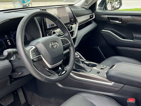 Used 2023 Toyota Highlander Limited image 2