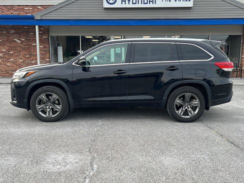 Used 2017 Toyota Highlander Limited Platinum image 2