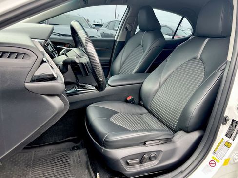 Used 2019 Toyota Camry SE w/ Carpet Mat Package image 16