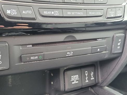 Used 2018 Honda Pilot Touring image 30