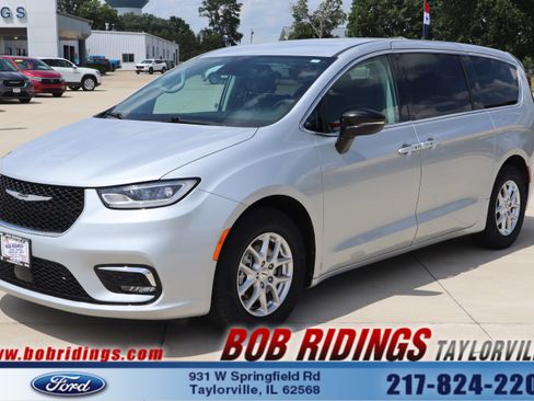 Used 2024 Chrysler Pacifica Touring-L FWD image 1