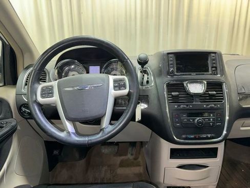 Used 2016 Chrysler Town & Country Touring FWD image 16