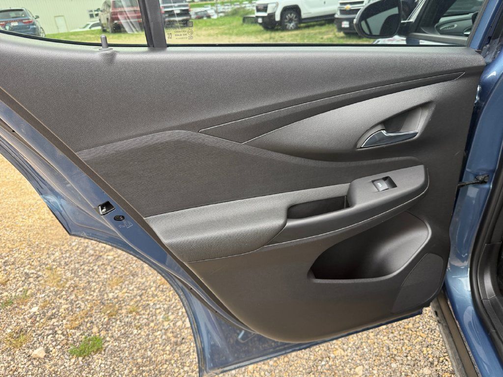 Used 2025 Buick Envista Preferred FWD image 34