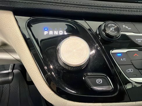 Used 2017 Chrysler Pacifica Limited w/ UConnect Theater Package FWD image 31