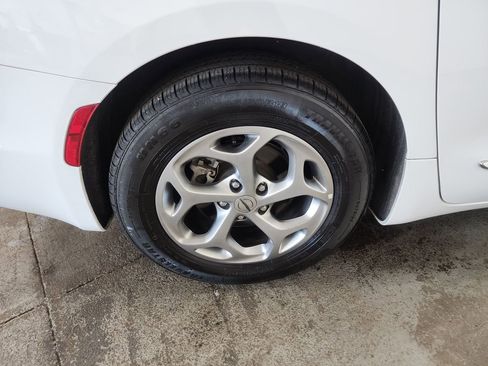 Used 2022 Chrysler Pacifica Limited FWD image 42