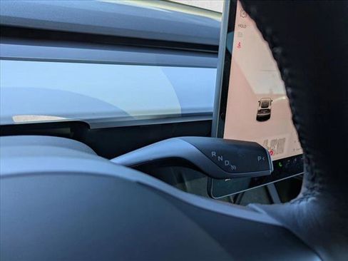 Used 2022 Tesla Model Y Long Range image 10