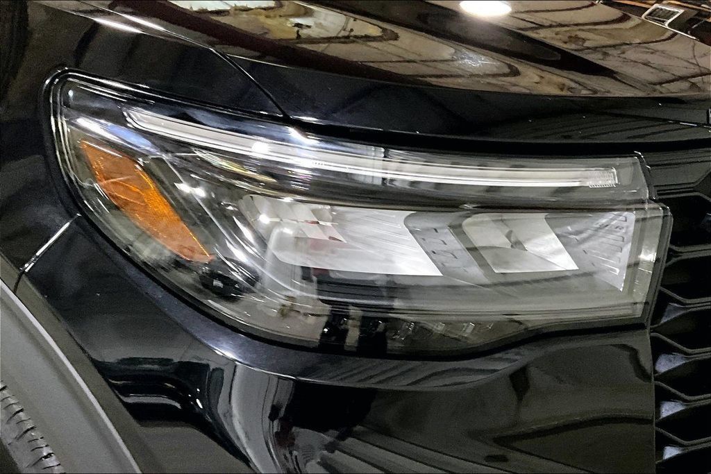Certified 2025 Ford Explorer ST-Line AWD/4WD image 4