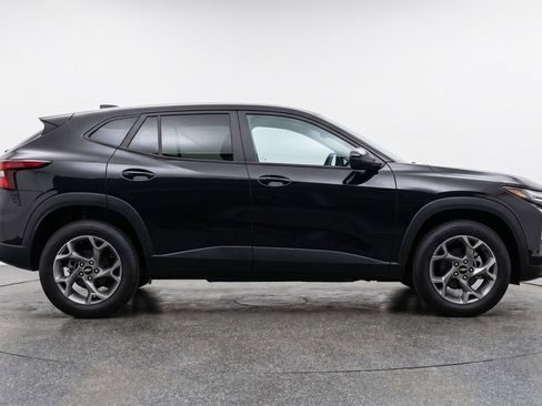 Used 2025 Chevrolet Trax LT FWD image 9