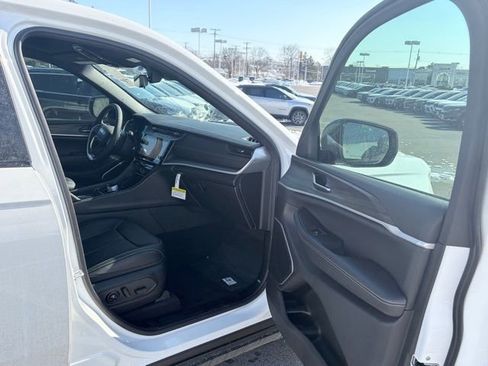 New 2026 Jeep Grand Cherokee Limited w/ Luxury Tech Group II AWD/4WD image 27
