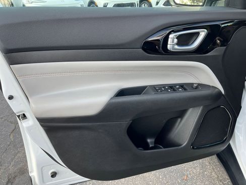 Used 2025 Jeep Compass Limited image 20