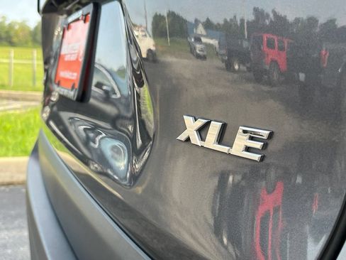Used 2019 Toyota RAV4 XLE w/ Convenience Package FWD image 11