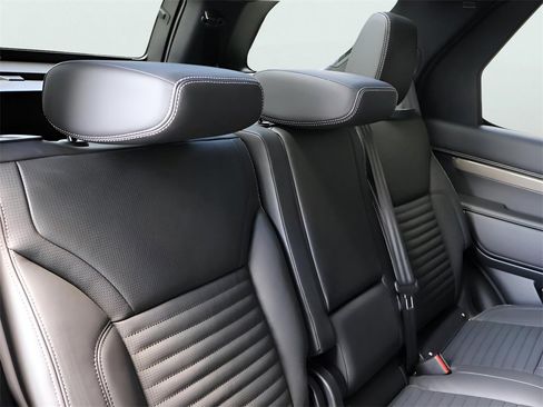 Used 2025 Land Rover Discovery Metropolitan Edition image 27