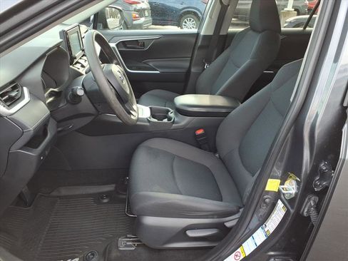 Used 2019 Toyota RAV4 LE image 4