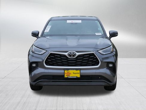 Certified 2025 Toyota Highlander LE AWD/4WD image 2