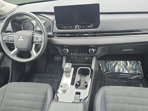 Used 2025 Mitsubishi Outlander SE FWD image 11