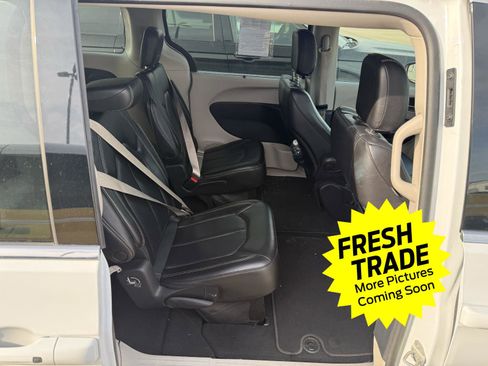 Used 2023 Chrysler Pacifica Touring-L image 8