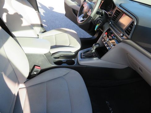 Used 2020 Hyundai Elantra SEL image 18