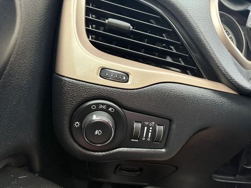 Used 2014 Jeep Cherokee Latitude w/ Cold Weather Group FWD image 15