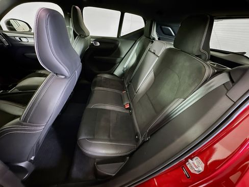 Used 2021 Volvo XC40 T5 R-Design w/ Protection Package Premier image 27