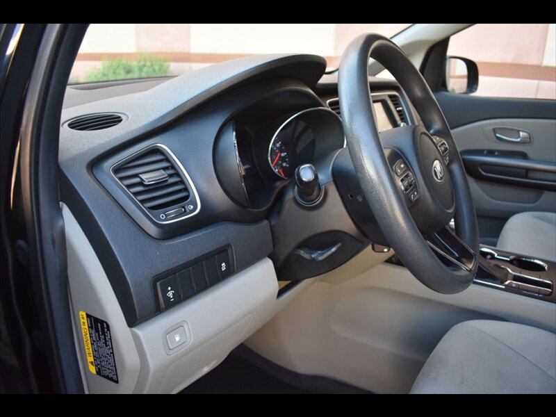 Used 2019 Kia Sedona LX FWD image 15