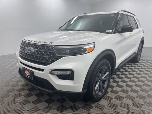 Used 2023 Ford Explorer XLT w/ Equipment Group 202A AWD/4WD image 2
