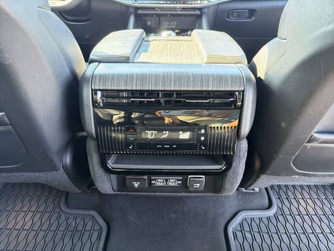 Used 2024 Jeep Wagoneer Series II w/ Flexible Seating Group RWD image 22