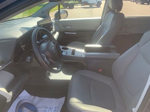 Used 2023 Toyota Sienna XLE image 25
