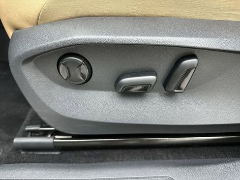 Used 2022 Volkswagen Tiguan SE image 13