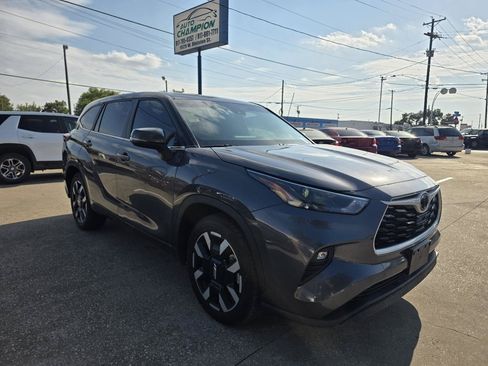 Used 2025 Toyota Highlander LE FWD image 24