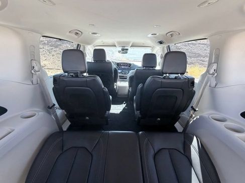Used 2023 Chrysler Pacifica Touring-L FWD image 39