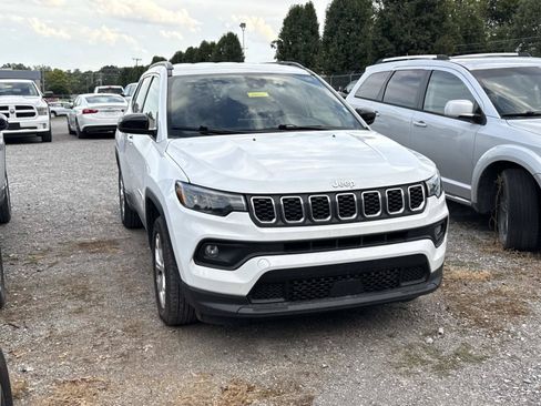 Used 2024 Jeep Compass Latitude AWD/4WD image 3