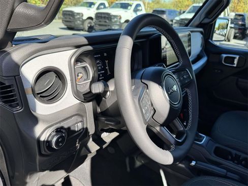 Used 2025 Jeep Gladiator Sport image 2