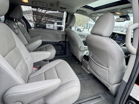 Used 2020 Toyota Sienna XLE image 15
