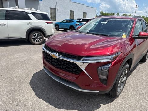 Used 2025 Chevrolet Trax LT FWD image 3
